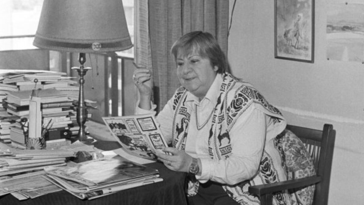 Gloria Fuertes en su residencia de Madrid, durante un reportaje para la Agencia EFE