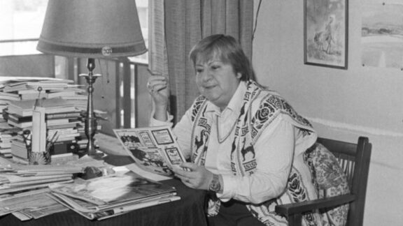 Gloria Fuertes en su residencia de Madrid, durante un reportaje para la Agencia EFE