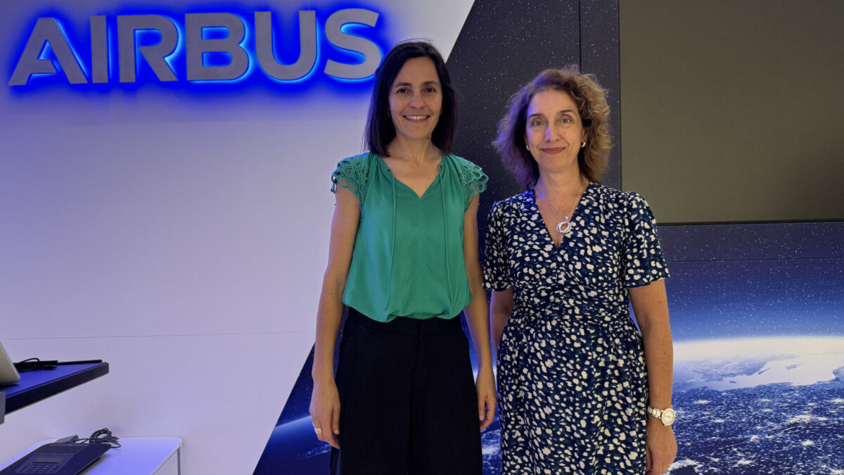 Raquel González, responsable de Airbus Space España y Mar Fernández, responsable de ventas y marketing
