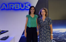 Raquel González, responsable de Airbus Space España y Mar Fernández, responsable de ventas y marketing