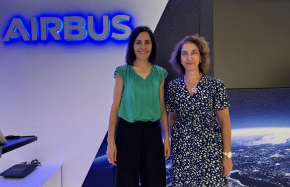 Raquel González, responsable de Airbus Space España y Mar Fernández, responsable de ventas y marketing
