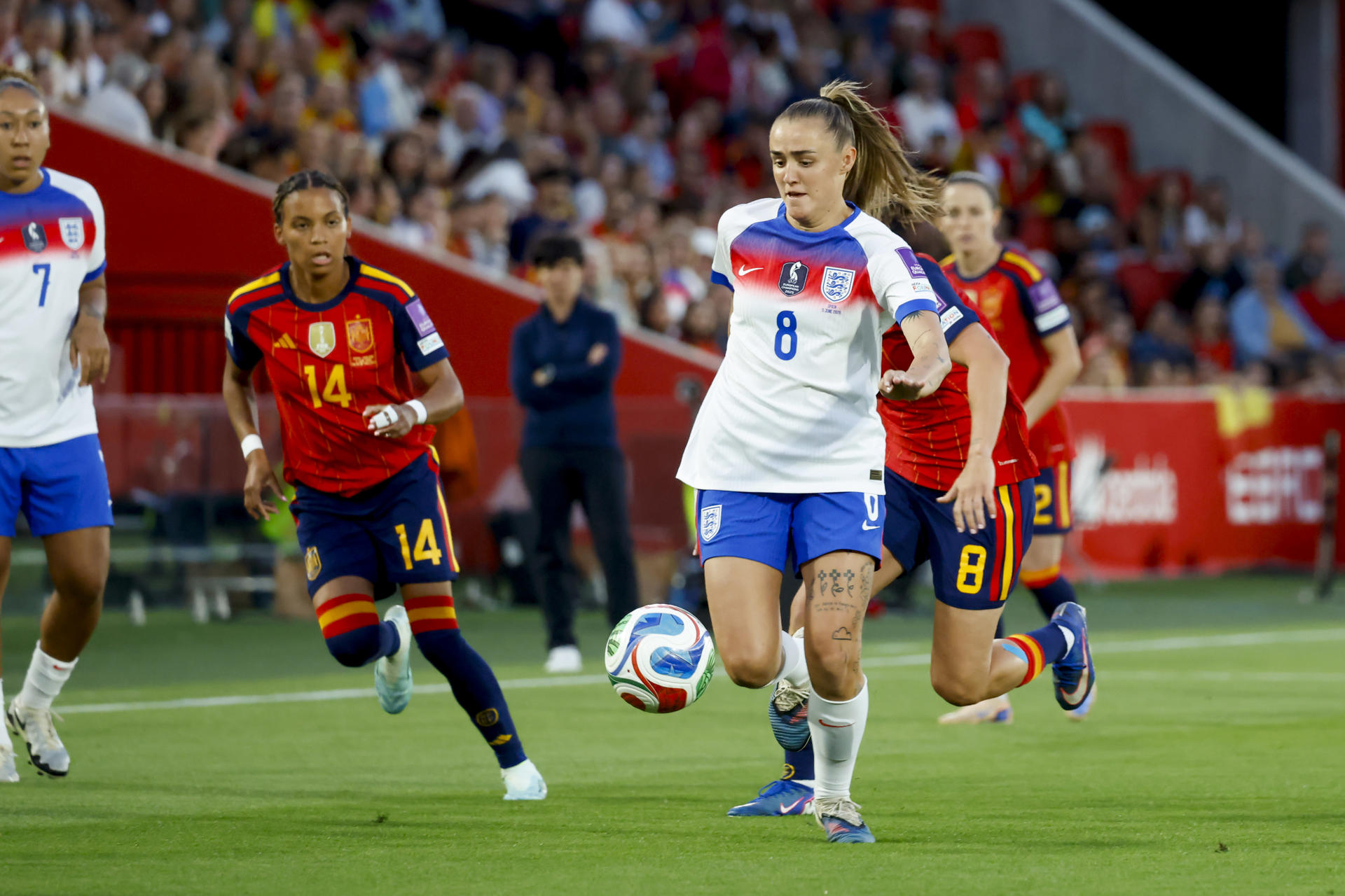 PALMA, 05/06/2026.- La centrocampista de la selección inglesa Georgia Stanway (c) se escapa con el balón durante el partido de la fase de clasificación para el Mundial femenino de Brasil 2027 que las selecciones de España e Inglaterra disputan este viernes en el estadio de Son Moix, en Palma. EFE/Cati Cladera
