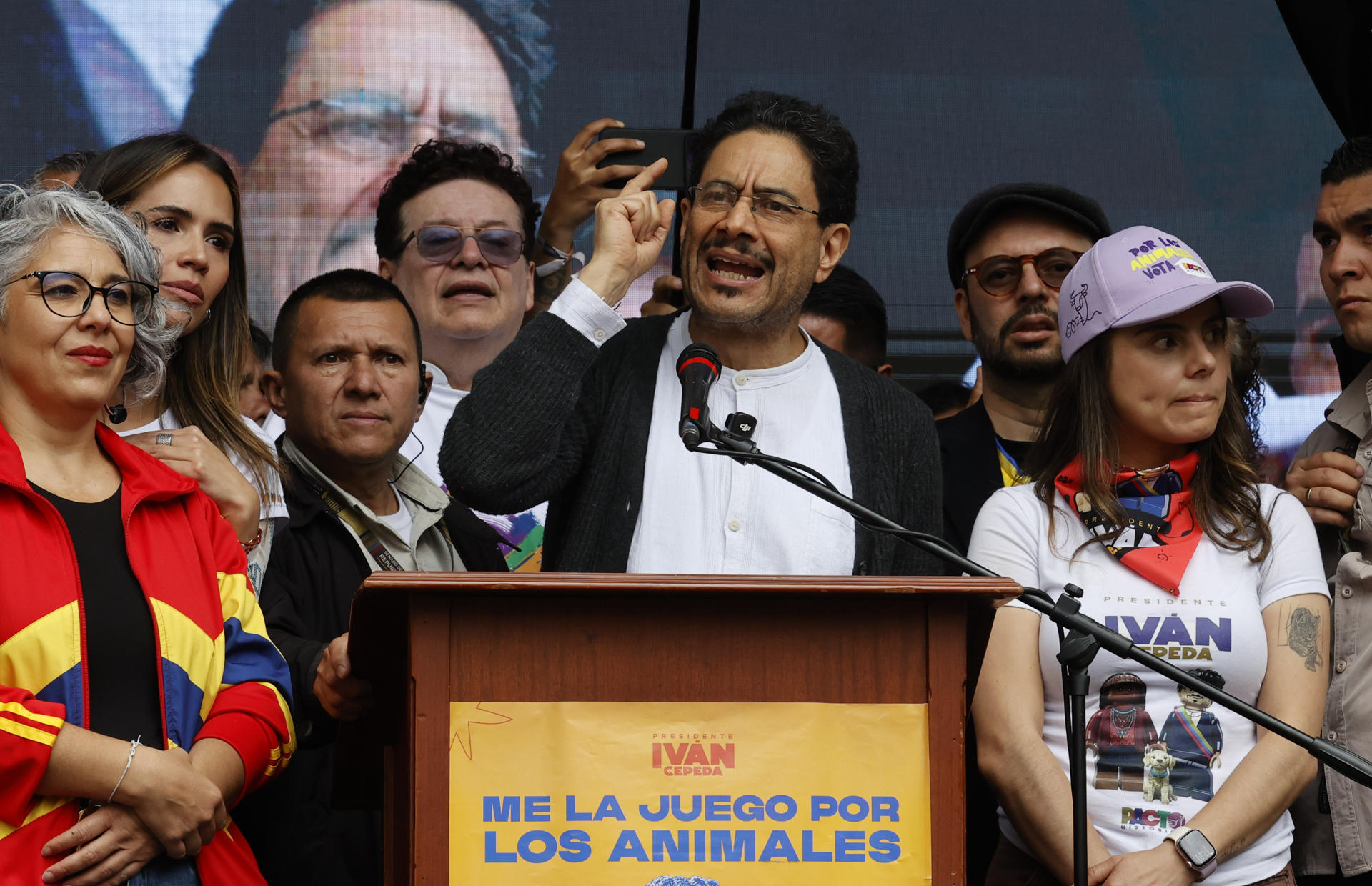 AME1034. BOGOTÁ (COLOMBIA), 13/06/2026.- El candidato de izquierda a la Presidencia de Colombia, Iván Cepeda, habla en el cierre de su campaña este sábado, en Bogotá (Colombia). EFE/ Mauricio Dueñas Castañeda