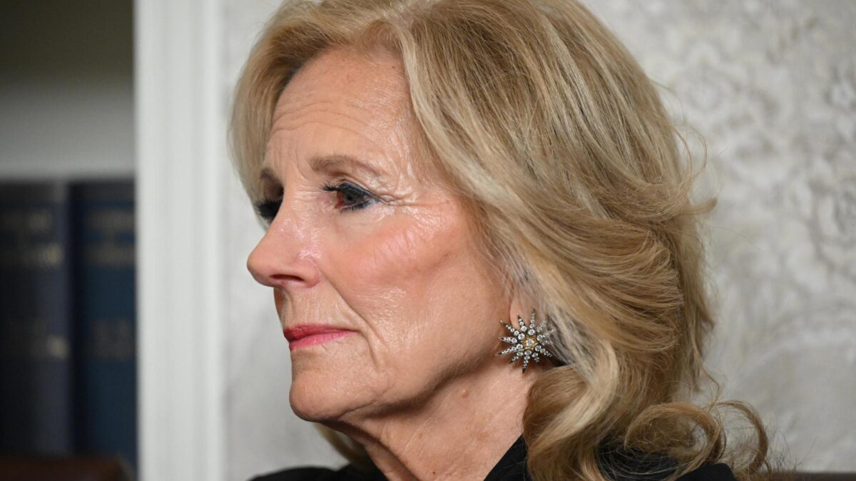 Washington (United States), 16/01/2025.- US First Lady Jill Biden listens to US President Joe Biden (not pictured) as he delivers his farewell address to the nation from the Oval Office of the White House in Washington, DC, USA, 15 January 2025. EFE/EPA/MANDEL NGAN / POOL