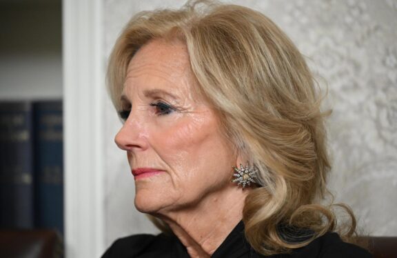 Washington (United States), 16/01/2025.- US First Lady Jill Biden listens to US President Joe Biden (not pictured) as he delivers his farewell address to the nation from the Oval Office of the White House in Washington, DC, USA, 15 January 2025. EFE/EPA/MANDEL NGAN / POOL