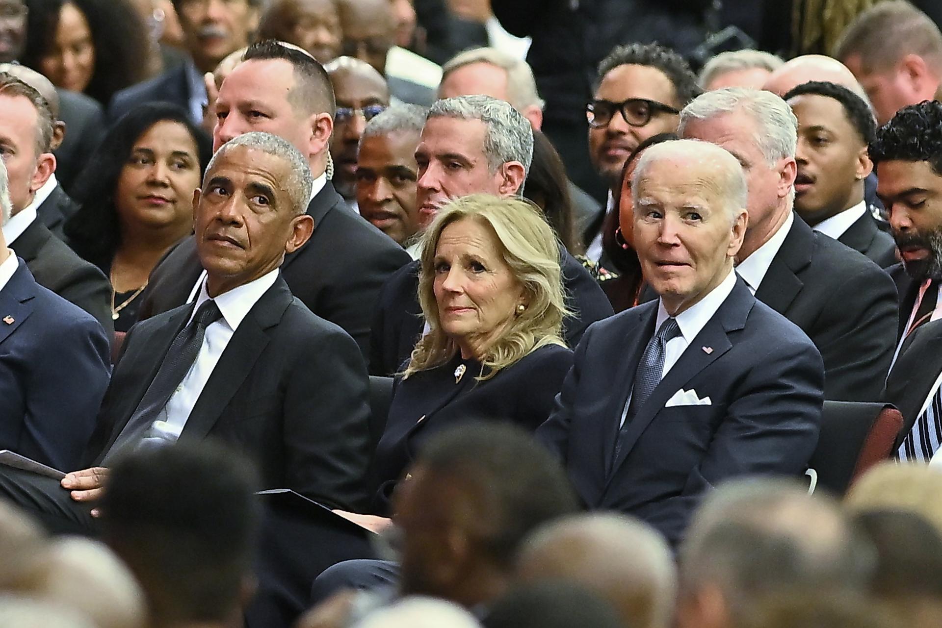 CHICAGO (United States), 06/03/2026.- US former president Joe Biden (R), former First Lady Dr. Jill Biden (C), and former president Barack Obama (L) look on during the funeral service for late Civil Rights activist Rev. Jesse Jackson at the House of Hope in Chicago, Illinois, USA, 06 March 2026. EFE/EPA/VICTOR HILITSKI