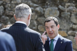 CUACOS DE YUSTE (CÁCERES) (ESPAÑA), 25/05/2026.- El presidente en funciones de Andalucía, Juanma Moreno (d) se señala un orzuelo ante el rey Felipe VI (i) a su llegada al acto de entrega del XIX Premio Europeo Carlos V, que en esta edición ha recaído en el Comité Europeo de las Regionales (CDR), que concede La Fundación Academia Europea e Iberoamericana de Yuste, en el Monasterio de San Jerónimo de Yuste (Cáceres). EFE/ Ballesteros