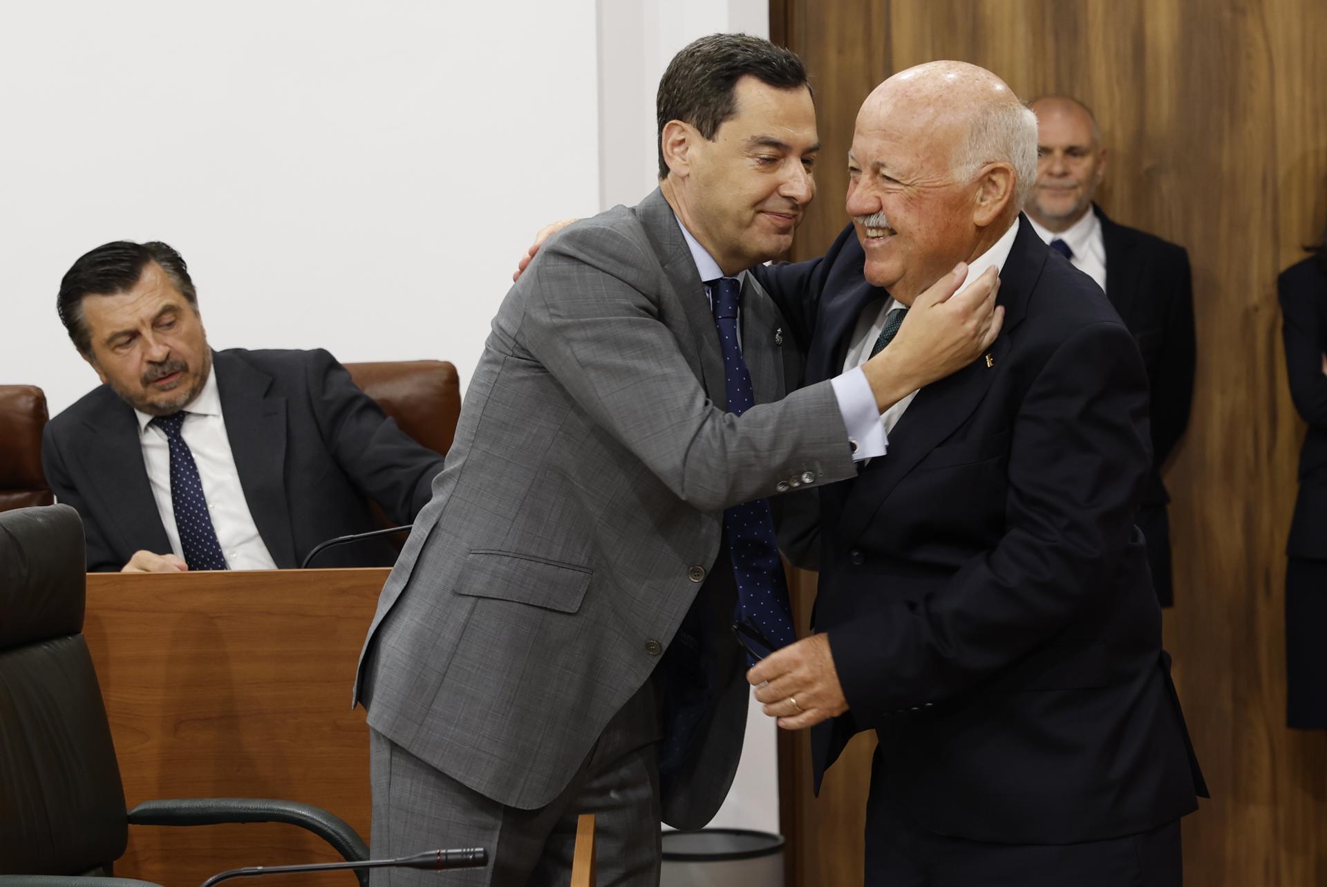 SEVILLA, 11/06/2026.- Jesús Aguirre nuevo presidente del Parlamento saluda al presidente en funciones de la Junta Juanma Moreno (i) durante la toma de posesión de su cargo en el Parlamento de Andalucía que celebra la sesión constitutiva de la XIII legislatura este jueves en Sevilla. EFE/ Julio Muñoz POOL