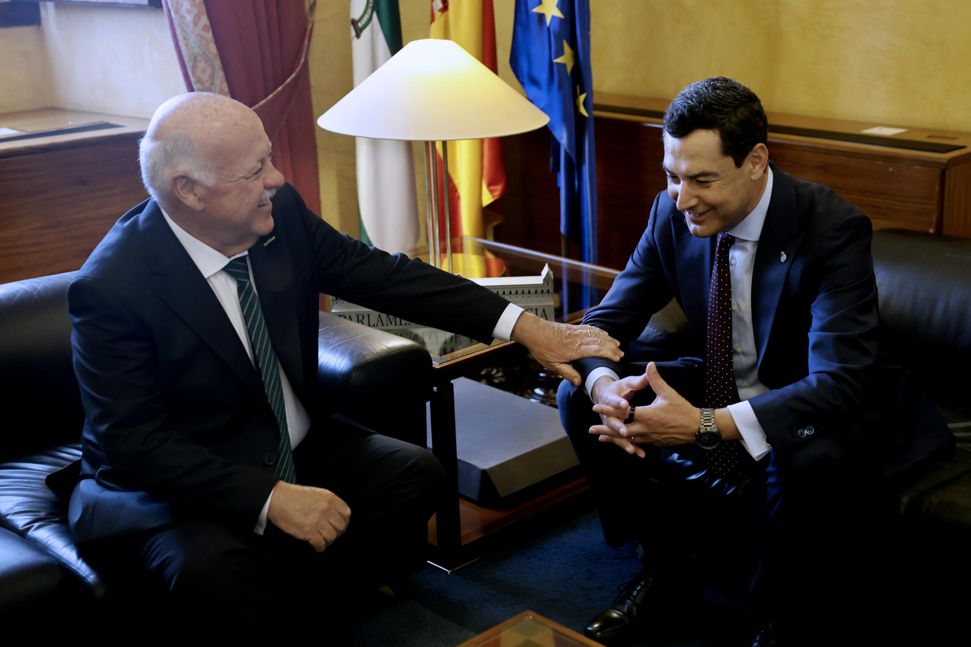 SEVILLA, 23/06/2026.- El presidente del Parlamento de Andalucía, Jesús Aguirre (i), durante la reunión mantenida con el líder del PP-A y presidente de la Junta, Juanma Moreno (d), en el marco de la ronda de consultas con los grupos parlamentarios para proponer un candidato a ser investido presidente de la Junta tras las elecciones autonómicas del pasado 17 de mayo. EFE/José Manuel Vidal