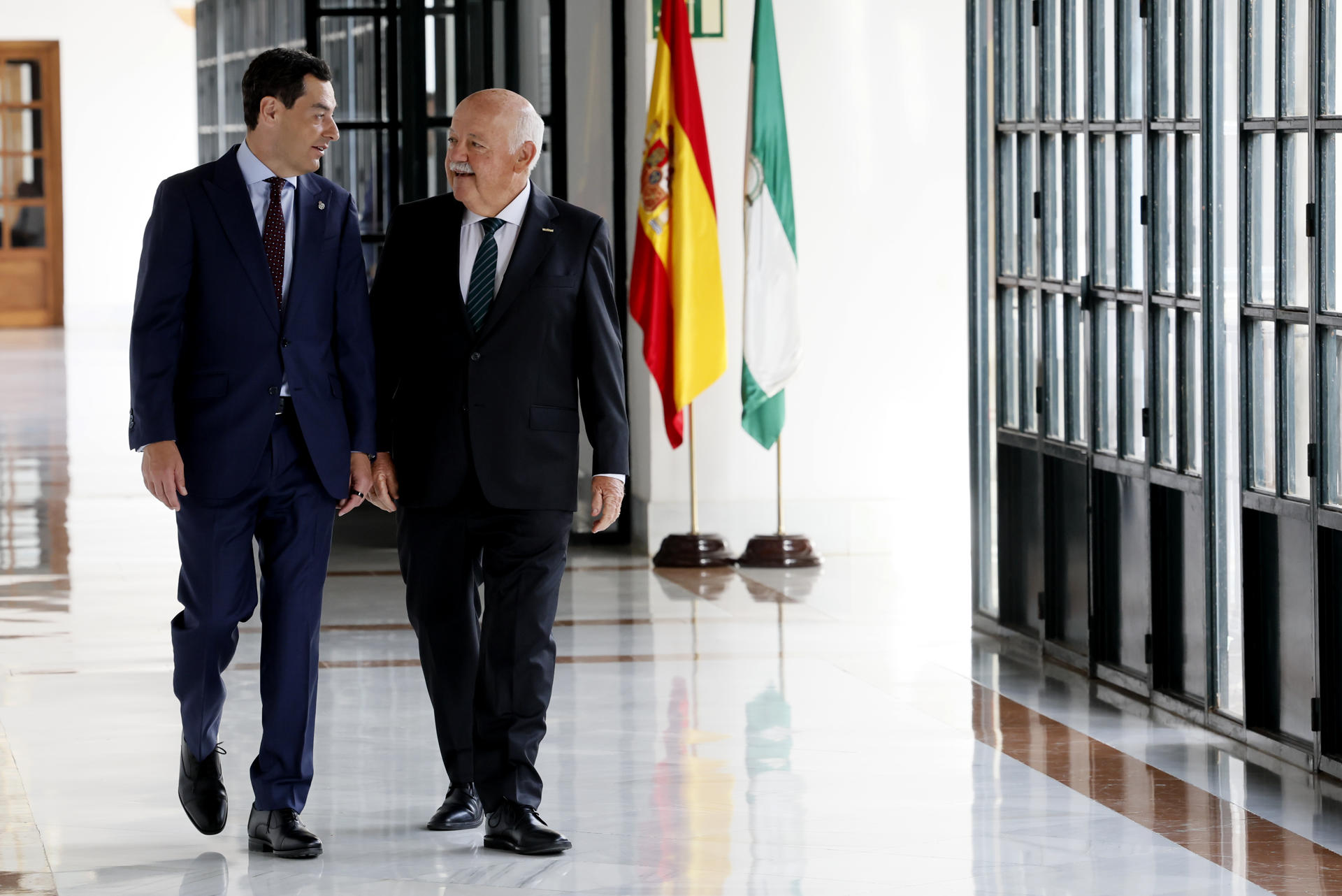 FOTODELDIA SEVILLA, 23/06/2026.- El presidente del Parlamento de Andalucía, Jesús Aguirre, antes de la reunión mantenida con el líder del PP-A y presidente de la Junta, Juanma Moreno (i), en el marco de la ronda de consultas con los grupos parlamentarios para proponer un candidato a ser investido presidente de la Junta tras las elecciones autonómicas del pasado 17 de mayo. EFE/José Manuel Vidal