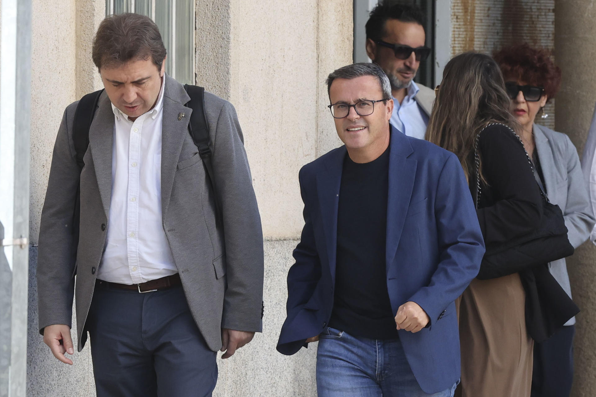 BADAJOZ (ESPAÑA), 09/06/2026.- El expresidente de la Diputación de Badajoz Miguel Ángel Gallardo (d) a su salida de la última sesión del juicio por la contratación de David Sánchez, hermano del presidente del Gobierno, en la Diputación de Badajoz, con la presentación de los últimos informes de las defensas. EFE/ Jero Morales