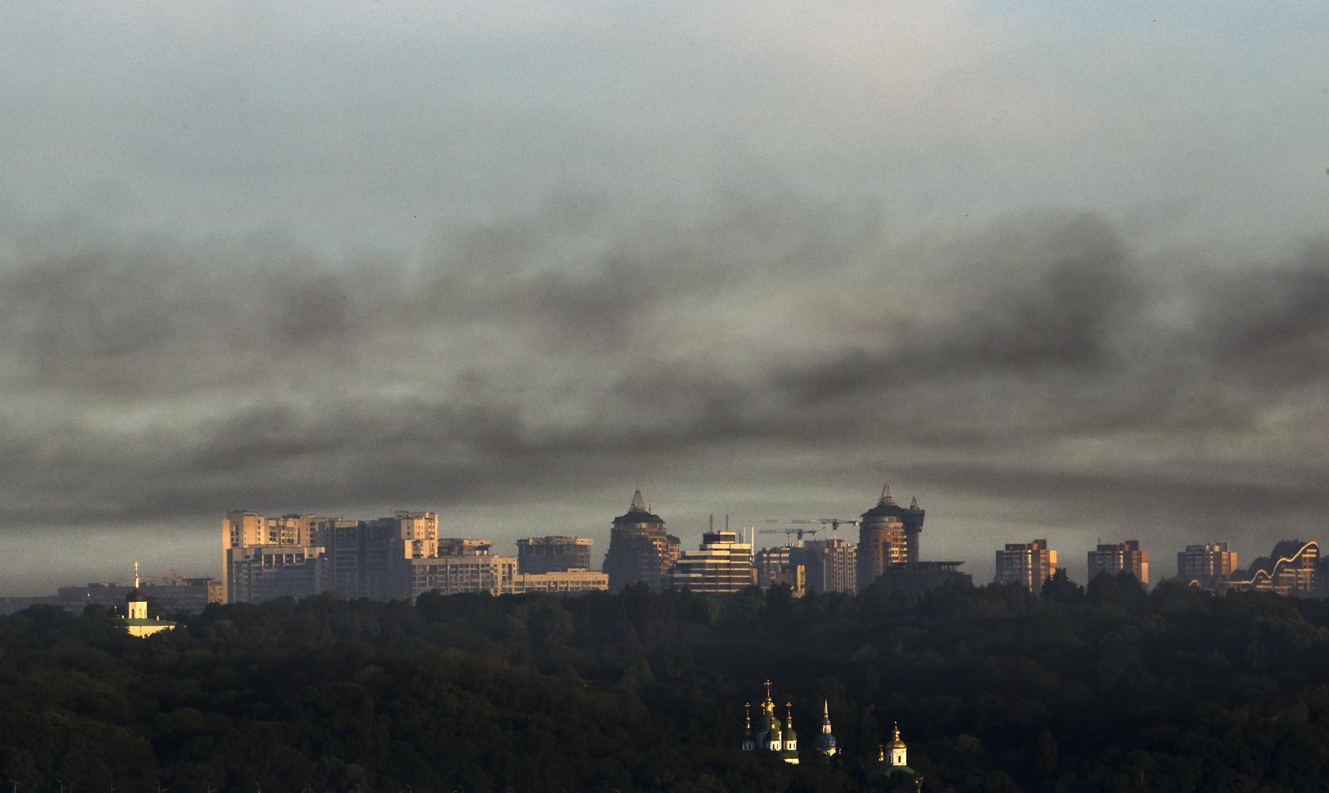 KYIV (Ukraine), 02/06/2026.- Smoke from fires floats in the sky after a massive Russian attack on the Ukrainian capital Kyiv, Ukraine, 02 June 2026, amid the Russian invasion. At least four people were killed, and about 60 people were injured after a massive combined Russian attack overnight in Kyiv. At least 13 people died and more than 100 were injured around Ukraine, according to the Ukrainian emergency services. Russia used more than 650 drones and more than 70 missiles of different types during the massive combined attack on Ukraine, as the air forces reported. (Rusia, Ucrania, Kiev) EFE/EPA/SERGEY DOLZHENKO