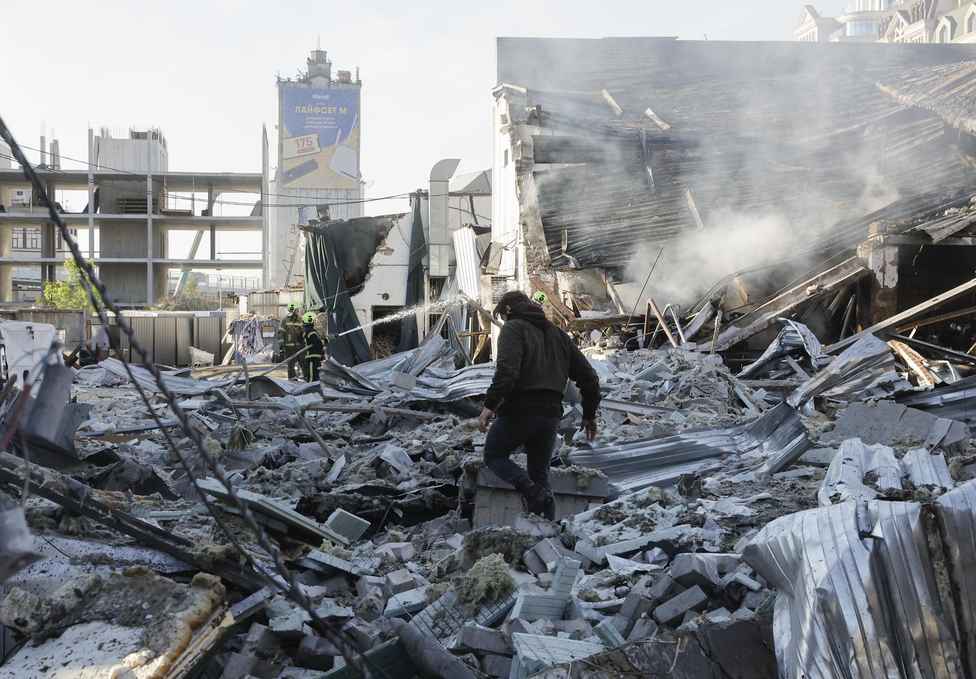 KYIV (Ukraine), 02/06/2026.- Ukrainian rescuers work at the site of a Russian strike on a car dealership in Kyiv, Ukraine, 02 June 2026, amid the Russian invasion. At least four people were killed, and about 60 people were injured after a massive combined Russian attack overnight in Kyiv. At least 13 people died and more than 100 were injured around Ukraine, according to the Ukrainian emergency services. Russia used more than 650 drones and more than 70 missiles of different types during the massive combined attack on Ukraine, as the air forces reported. (Rusia, Ucrania, Kiev) EFE/EPA/SERGEY DOLZHENKO
