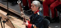 La sargento primero, Lidia Alea al fagot en el Inmemorial entonando música militar.