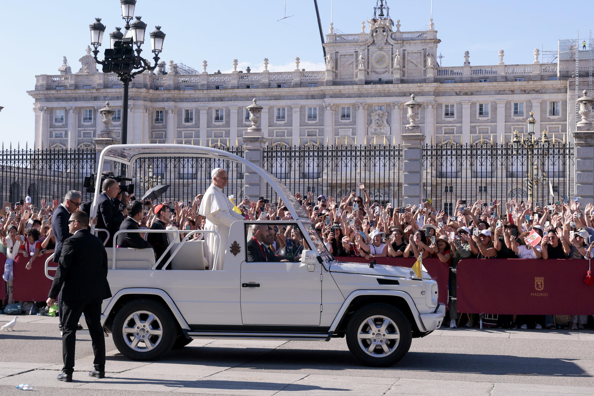 MADRID, 08/06/2026.- El papa León XIV a la salida de la catedral de la Almudena de Madrid este lunes, donde se ha celebra una misa y un homenaje a la Virgen de la Almudena durante su visita a España. EFE/ Juanjo Martín