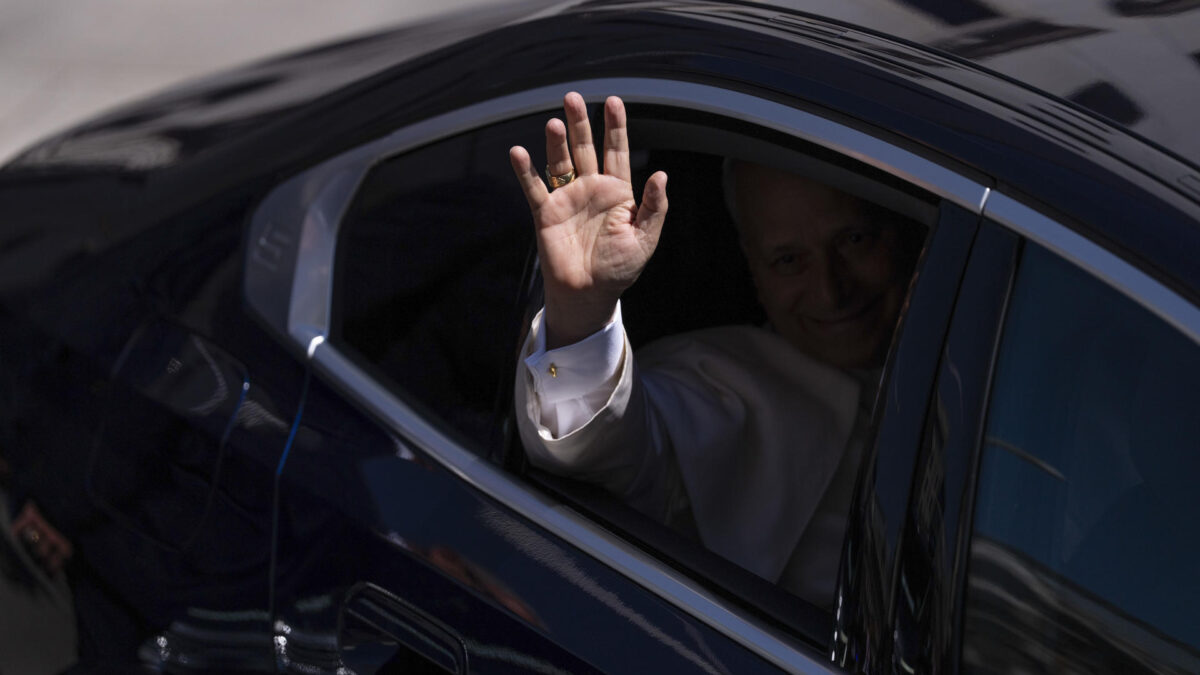 MADRID (ESPAÑA), 08/06/2026.- El papa León XIV saluda desde el coche a su salida del Congreso de los Diputados tras su esperado e histórico discurso en Madrid durante su visita a España. EFE/Borja Sanchez-Trillo