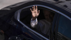 MADRID (ESPAÑA), 08/06/2026.- El papa León XIV saluda desde el coche a su salida del Congreso de los Diputados tras su esperado e histórico discurso en Madrid durante su visita a España. EFE/Borja Sanchez-Trillo