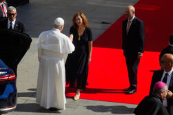 MADRID (ESPAÑA), 08/06/2026.- El papa León XIV es recibido por la presidenta del Congreso, Francina Armengol, y el presidente del Senado, Pedro Rollán (d), a su llegada al Congreso de los Diputados donde el Sumo Pontífice pronuncia este lunes un esperado e histórico discurso en las Cortes durante su visita a España. EFE/Borja Sanchez-Trillo
