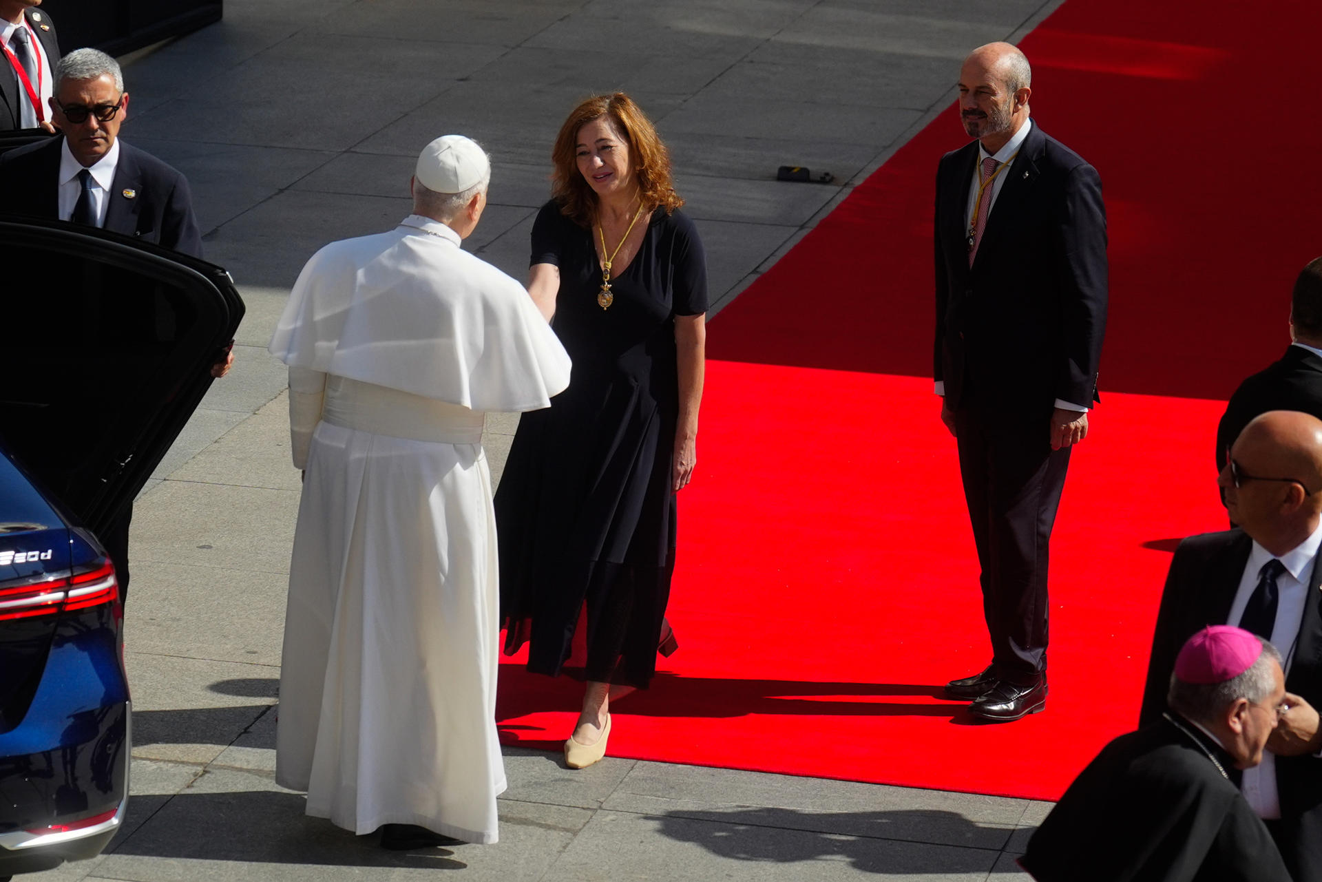 MADRID (ESPAÑA), 08/06/2026.- El papa León XIV es recibido por la presidenta del Congreso, Francina Armengol, y el presidente del Senado, Pedro Rollán (d), a su llegada al Congreso de los Diputados donde el Sumo Pontífice pronuncia este lunes un esperado e histórico discurso en las Cortes durante su visita a España. EFE/Borja Sanchez-Trillo