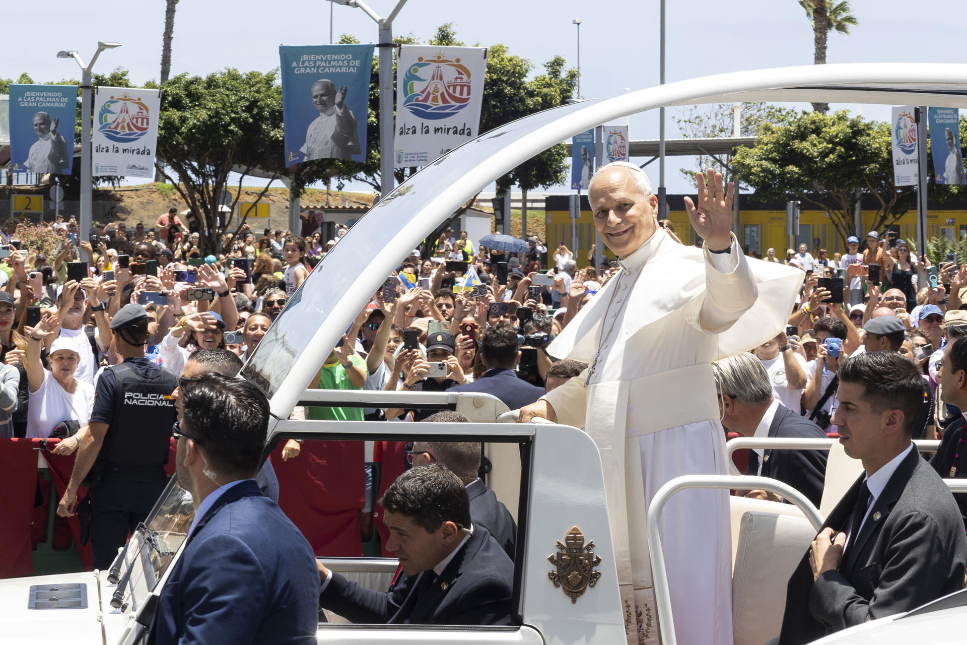 LAS PALMAS DE GRAN CANARIA, 11/06/2026.- El papa León XIV se dirige en el papamóvil a la catedral de Santa Ana, donde se reunió este jueves con los obispos, sacerdotes, los diáconos, religiosas, seminaristas y agentes de pastoral. EFE/ Quique Curbelo