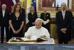 MADRID (ESPAÑA), 08/06/2026.- El papa León XIV, acompañado por la presidenta del Congreso, Francina Armengol (i), y el presidente del Senado, Pedro Rollán (d), firma el libro de visitas del Congreso de los Diputados antes del esperado e histórico discurso que el Sumo Pontífice pronuncia este lunes en el hemiciclo de la Cámara Baja. EFE/Ballesteros POOL