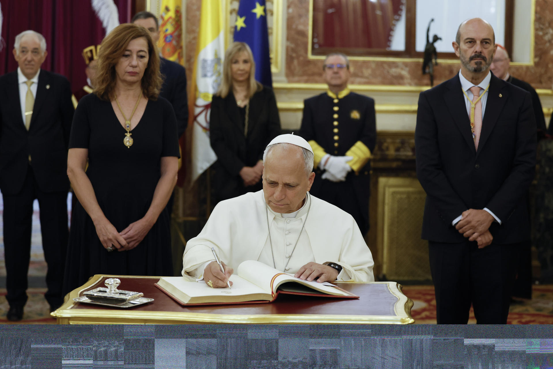 MADRID (ESPAÑA), 08/06/2026.- El papa León XIV, acompañado por la presidenta del Congreso, Francina Armengol (i), y el presidente del Senado, Pedro Rollán (d), firma el libro de visitas del Congreso de los Diputados antes del esperado e histórico discurso que el Sumo Pontífice pronuncia este lunes en el hemiciclo de la Cámara Baja. EFE/Ballesteros POOL