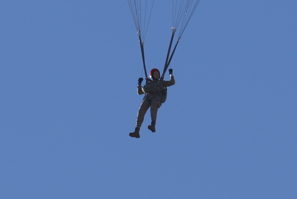 La heredera, durante el salto en paracaídas