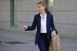 MADRID, 14/05/2026.- La abogada Leticia de la Hoz, letrada de Koldo García, en las inmediaciones de la Audiencia Nacional este jueves. El ex asesor ministerial Koldo García vuelve este jueves a sentarse frente a un juez para declarar sobre la adjudicación de contratos públicos de material sanitario en pandemia, y lo hace una semana después de que el Tribunal Supremo dejase visto para sentencia el juicio contra él, el exministro José Luis Ábalos y el empresario Víctor de Aldama. EFE/ Rodrigo Jiménez