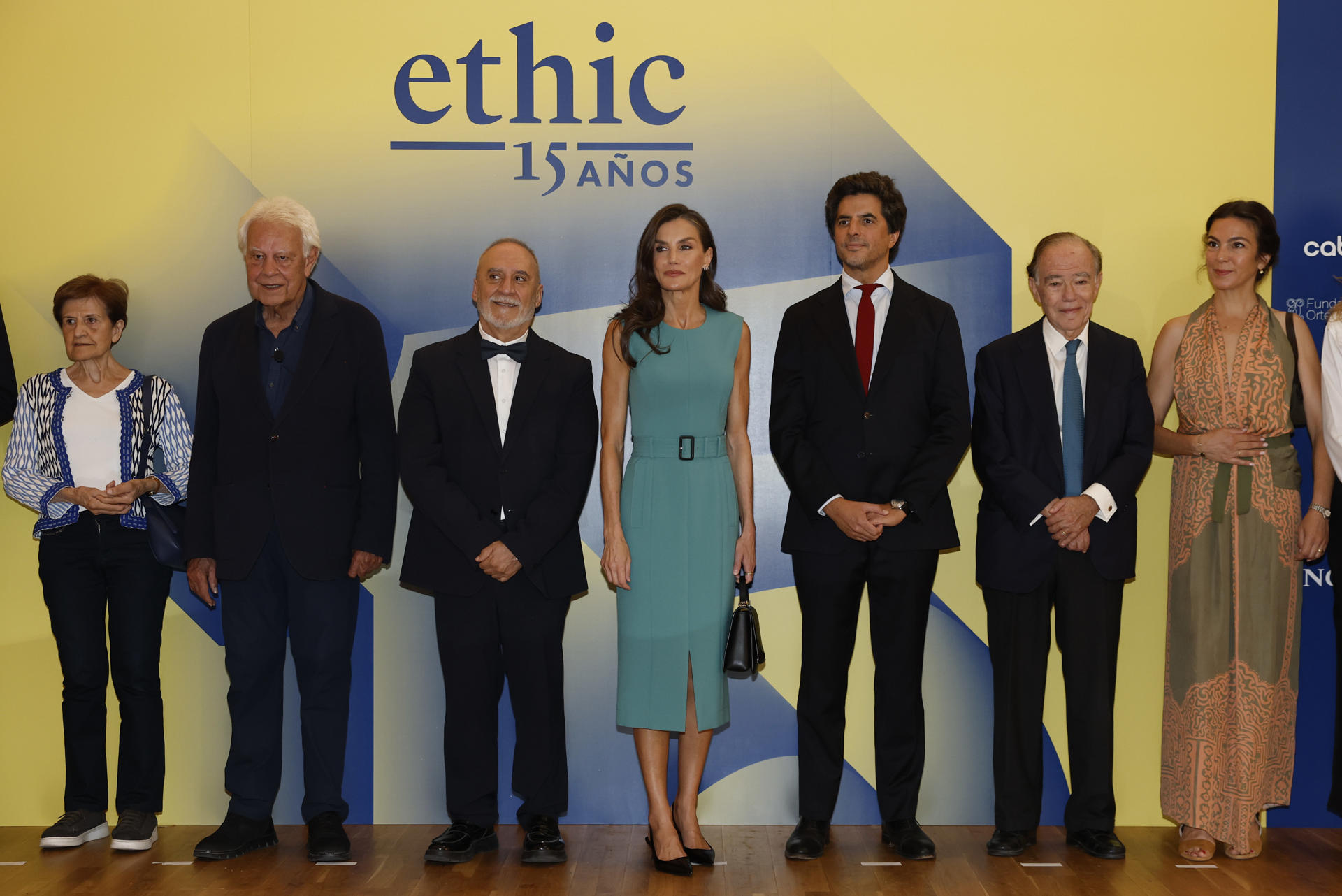 MADRID, 25/06/2026.- La reina Letizia posa para una foto de grupo a su llegada al acto del 15 aniversario de la revista Ethic, este jueves, en Madrid. EFE/ Chema Moya