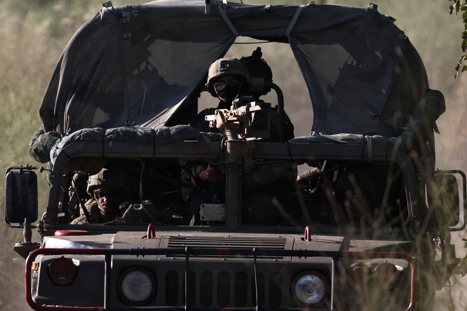Margaliot (Israel), 09/06/2026.- Israeli soldiers on a military vehicle patrol the area near the scene of a security incident where a gunman targeted troops operating in the Ramim Ridge area near Margaliot, along Israel's northern border with Lebanon, 09 June 2026. According to Israel's military, a gunman crossed the border into an Israeli military zone and opened fire on troops before being shot dead by forces at the scene. No Israeli soldiers were injured in the incident. (Líbano) EFE/EPA/ATEF SAFADI