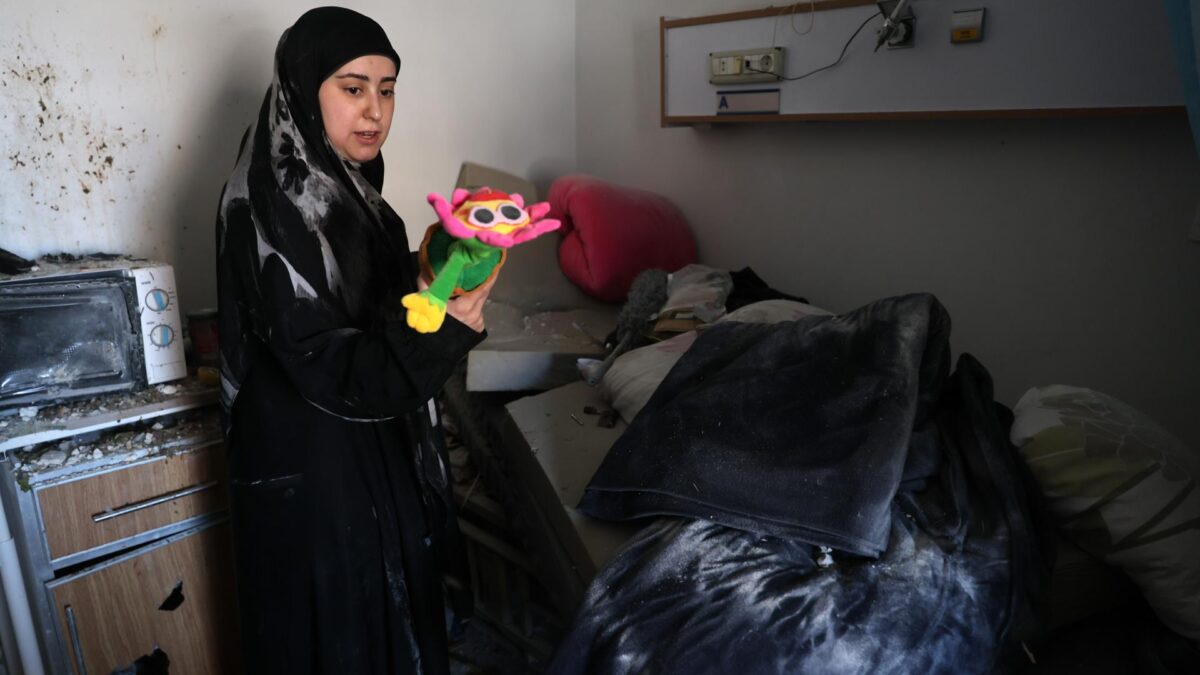 Tyre (Lebanon), 02/06/2026.- A woman inspects the damage in Jabal Amel Hospital a day after an Israeli air strike that targeted buildings in front of the hospital in Tyre, Lebanon, 02 June 2026. The Lebanese Ministry of Health said that, as of 01 June, Israeli attacks across Lebanon have killed more than 3,435 people and injured more than 10,400, since renewed hostilities between Israel and Hezbollah began. (Líbano, Hizbulá/Hezbolá) EFE/EPA/WAEL HAMZEH