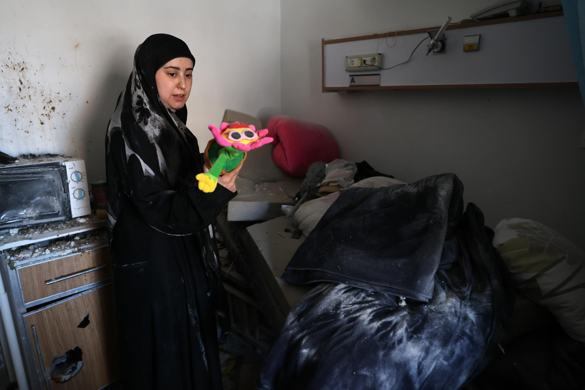 Tyre (Lebanon), 02/06/2026.- A woman inspects the damage in Jabal Amel Hospital a day after an Israeli air strike that targeted buildings in front of the hospital in Tyre, Lebanon, 02 June 2026. The Lebanese Ministry of Health said that, as of 01 June, Israeli attacks across Lebanon have killed more than 3,435 people and injured more than 10,400, since renewed hostilities between Israel and Hezbollah began. (Líbano, Hizbulá/Hezbolá) EFE/EPA/WAEL HAMZEH