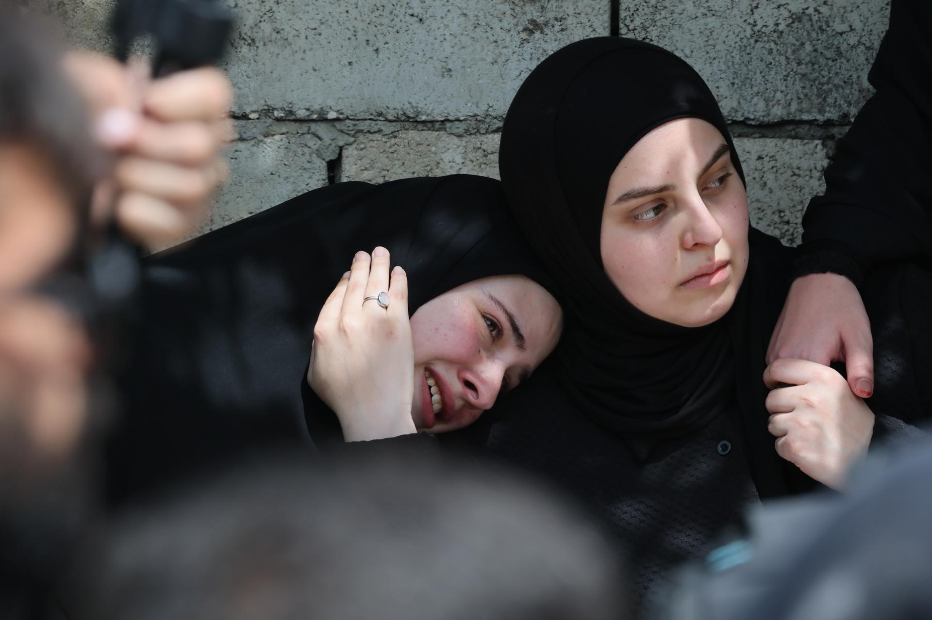 WARDANIYEH (Lebanon), 03/06/2026.- Women mourn during a funeral procession for members of a Lebanese family in Wardaniyeh, Lebanon, 03 June 2026. A displaced Lebanese family, parents Hassan Abdullah and Hanan Shehab, along with their children Leen, Ali, Ibrahim, and Julia, were killed in an Israeli airstrike in Marwanieh, south Lebanon. According to the Lebanese Ministry of Health, Israeli attacks across Lebanon have killed more than 3,500 people and injured more than 10,600 since renewed hostilities between Israel and Hezbollah began in March 2026. (Líbano, Hizbulá/Hezbolá) EFE/EPA/WAEL HAMZEH