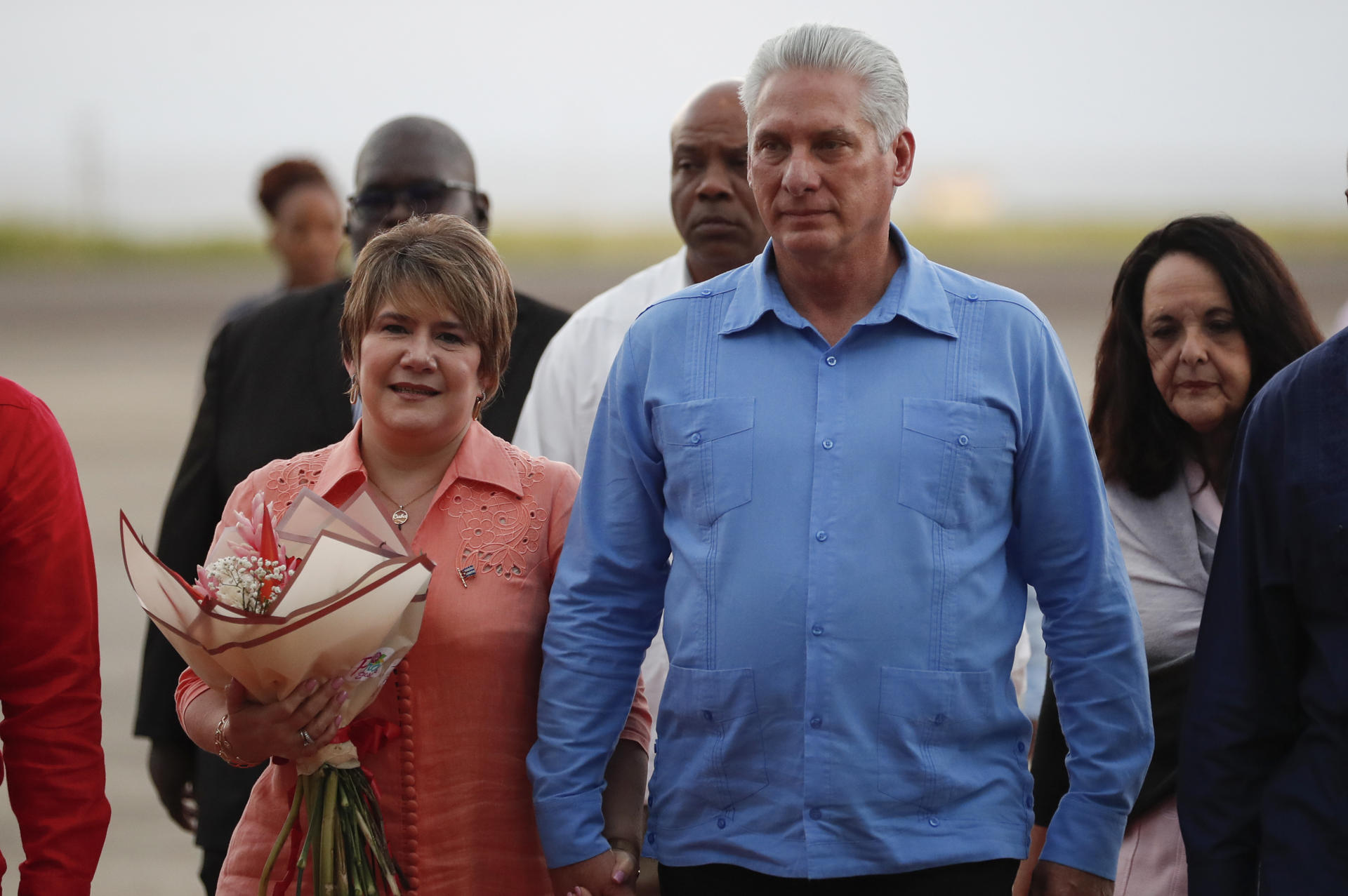 El presidente de Cuba Miguel Díaz-Canel y su esposa Lis Cuesta Peraza a su llegada al aeropuerto de Kingstown (San Vicente y las Granadinas) en 2024