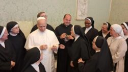 El Papa León XIV, junto a un grupo de monjas agustinas en España