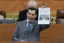 SEVILLA, 30/06/2026.- El presidente de la Junta de Andalucía en funciones y candidato a la reelección, Juanma Moreno, interviene durante la segunda jornada del Pleno de investidura en el Parlamento de Andalucía, este martes. EFE/José Manuel Vidal