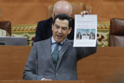 SEVILLA, 30/06/2026.- El presidente de la Junta de Andalucía en funciones y candidato a la reelección, Juanma Moreno, interviene durante la segunda jornada del Pleno de investidura en el Parlamento de Andalucía, este martes. EFE/José Manuel Vidal