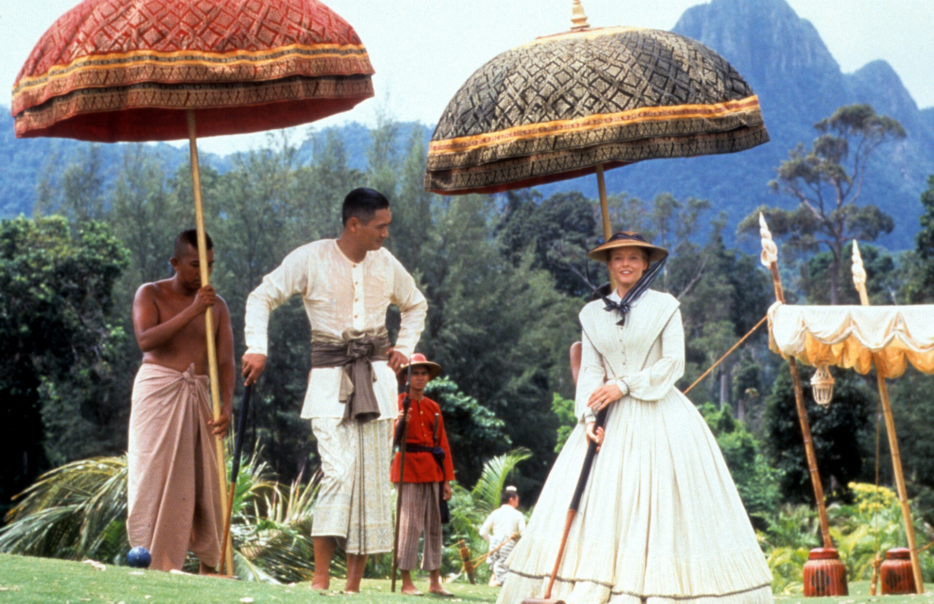 Yun-Fat Chow looking over at Jodie Foster in scene from the film 'Anna And The King', 1999. (Photo by 20th Century-Fox/Getty Images)