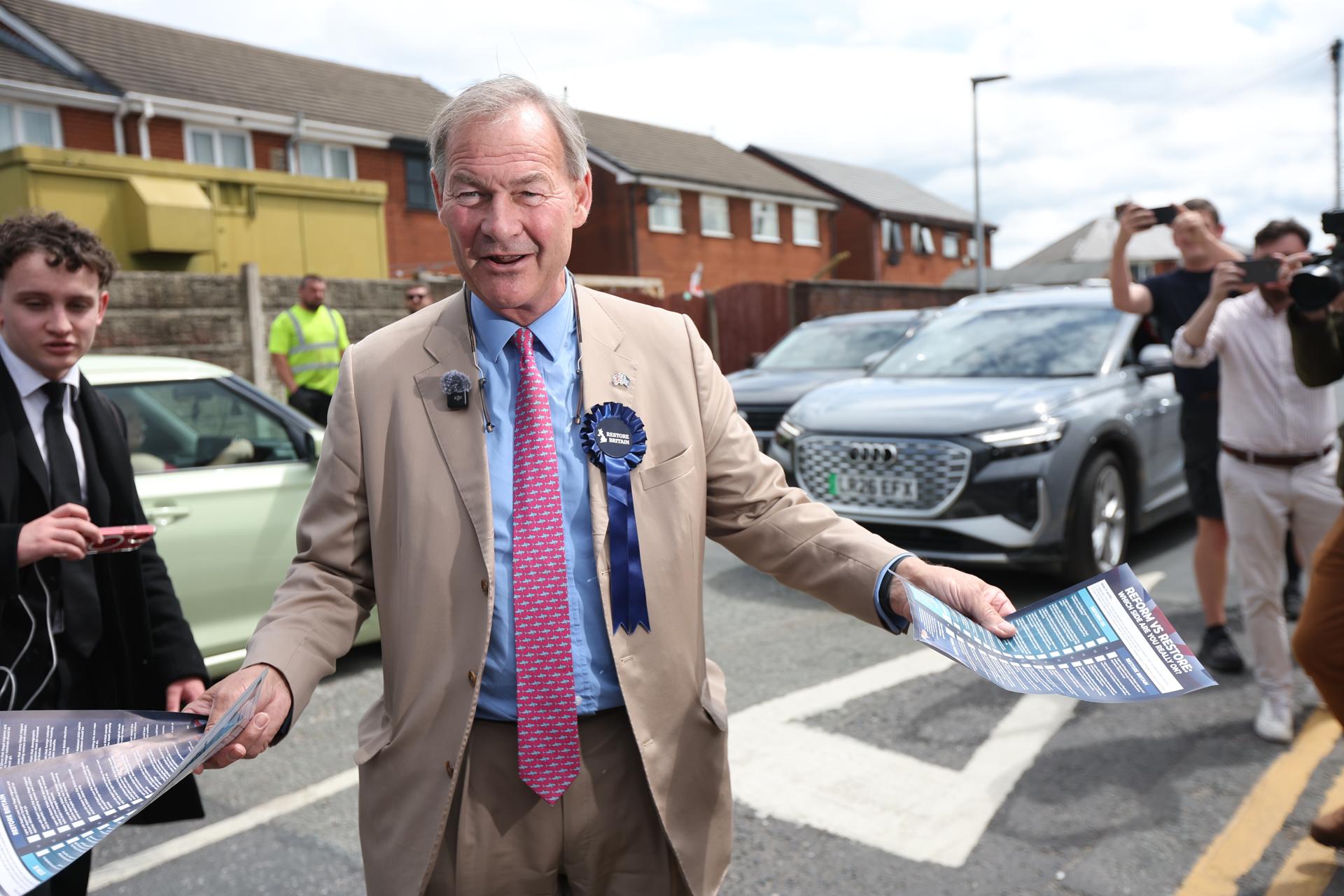 WIGAN (United Kingdom), 18/06/2026.- British MP and Leader of Restore Britain Rupert Lowe in Wigan, Britain, 18 June 2026. A by-election is being held in the Parliamentary constituency of Makerfield, triggered by Labour MP Josh Simons stepping down to allow Mayor of Greater Manchester Andy Burnham to stand. (Reino Unido) EFE/EPA/ADAM VAUGHAN