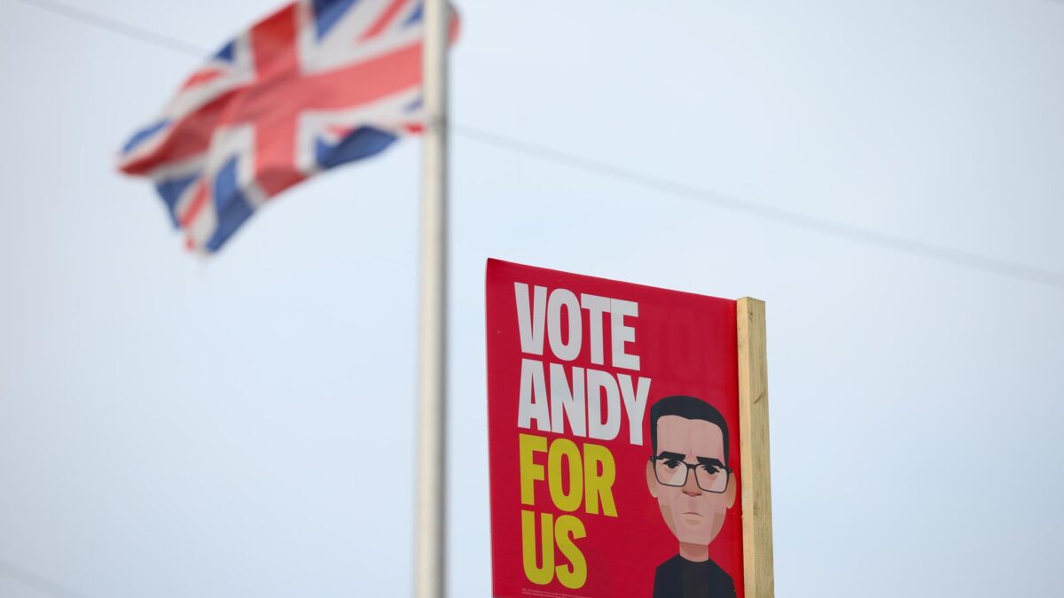 WIGAN (United Kingdom), 15/06/2026.- A Union Flag flies behind a placard supporting Labour candidate Andy Burnham in Wigan, Britain, 15 June 2026. A by-election will take place on 18 June in the parliamentary constituency of Makerfield after Labour MP Josh Simons stepped down to allow Mayor of Greater Manchester Andy Burnham to stand. (Reino Unido) EFE/EPA/ADAM VAUGHAN