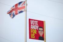 WIGAN (United Kingdom), 15/06/2026.- A Union Flag flies behind a placard supporting Labour candidate Andy Burnham in Wigan, Britain, 15 June 2026. A by-election will take place on 18 June in the parliamentary constituency of Makerfield after Labour MP Josh Simons stepped down to allow Mayor of Greater Manchester Andy Burnham to stand. (Reino Unido) EFE/EPA/ADAM VAUGHAN