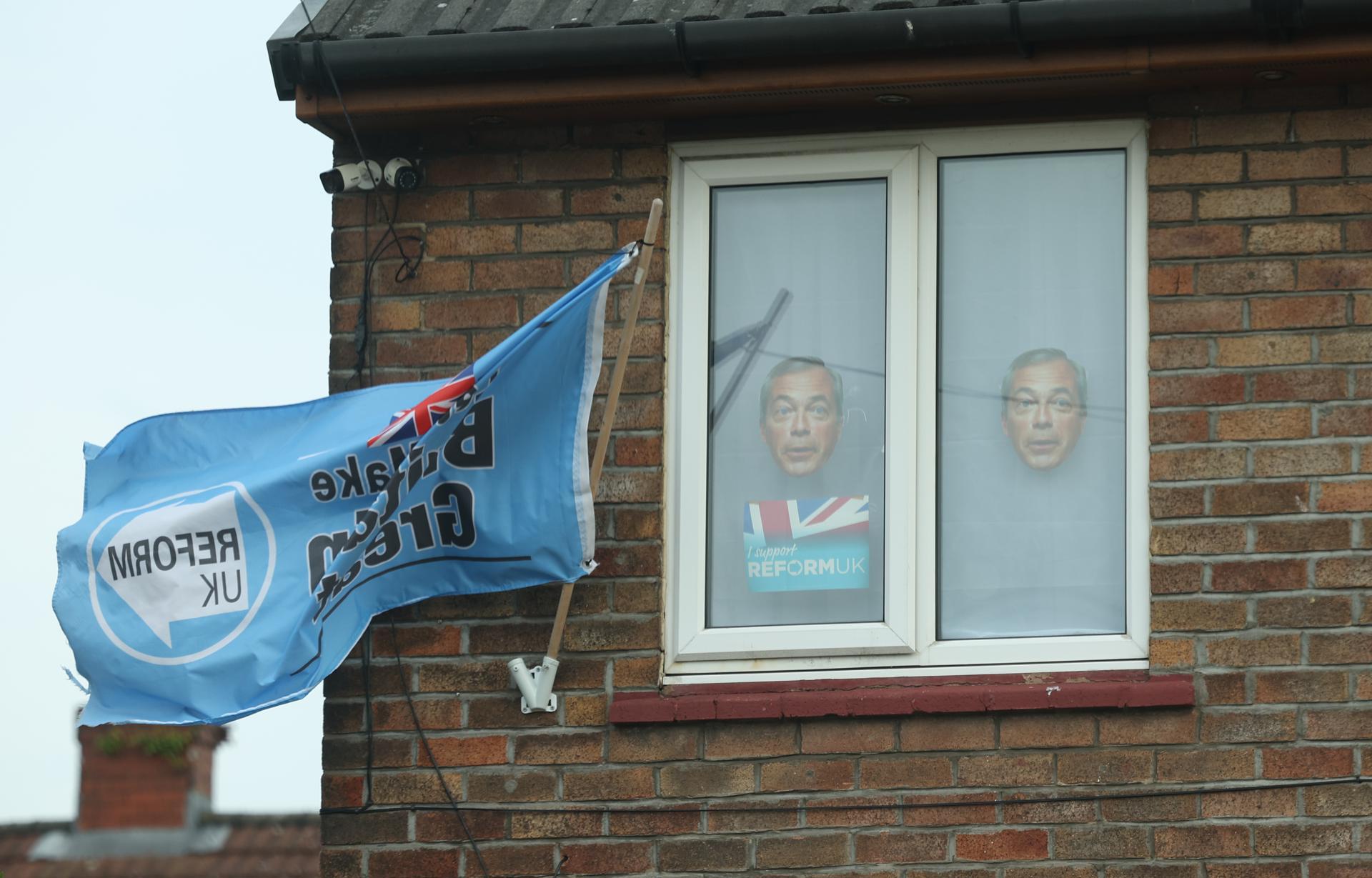 WIGAN (United Kingdom), 15/06/2026.- Pictures of Reform UK leader Nigel Farage are displayed in a window in Wigan, Britain, 15 June 2026. A by-election will take place on 18 June in the parliamentary constituency of Makerfield after Labour MP Josh Simons stepped down to allow Mayor of Greater Manchester Andy Burnham to stand. (Reino Unido) EFE/EPA/ADAM VAUGHAN