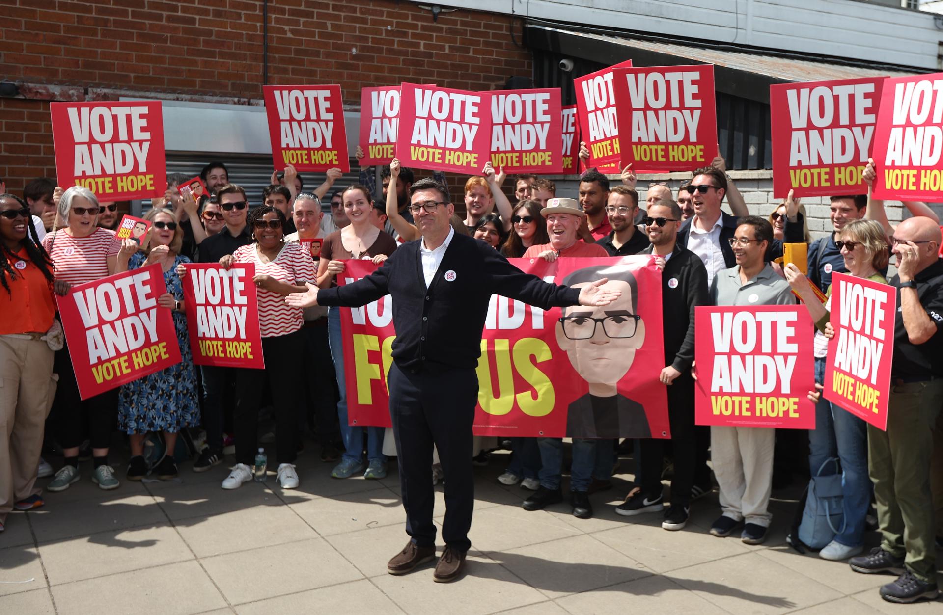 WIGAN (United Kingdom), 18/06/2026.- Labour candidate Andy Burnham (C) addresses his supporters at the party headquarters in Wigan, Britain, 18 June 2026. A by-election is being held in the Parliamentary constituency of Makerfield, triggered by Labour MP Josh Simons stepping down to allow Mayor of Greater Manchester Andy Burnham to stand. (Reino Unido) EFE/EPA/ADAM VAUGHAN