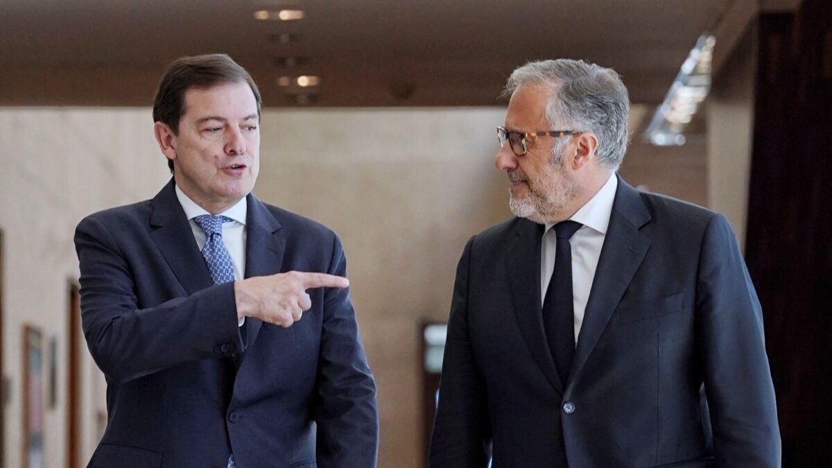 Alfonso Fernández Mañueco (i) y el portavoz de Vox en las Cortes, Carlos Pollán