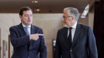Alfonso Fernández Mañueco (i) y el portavoz de Vox en las Cortes, Carlos Pollán