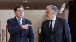 Alfonso Fernández Mañueco (i) y el portavoz de Vox en las Cortes, Carlos Pollán