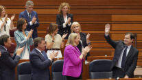 FOTODELDÍA VALLADOLID, 09/06/2026.- El presidente de la Junta de Castilla y León en funciones, Alfonso Fernández Mañueco (d), recibe los aplausos de sus compañeros de partido durante la sesión del debate de investidura celebrada este martes, en la que necesitará de los apoyos de Vox para ser reelegido. EFE/ Nacho Gallego