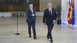 VALLADOLID, 03/06/2026.- El presidente del PP de Castilla y León, Alfonso Fernández Mañueco (i) y el portavoz de Vox en las Cortes, Carlos Pollán (d), informan sobre el acuerdo de gobierno entre ambas formaciones, este miércoles, en Valladolid. EFE/Nacho Gallego