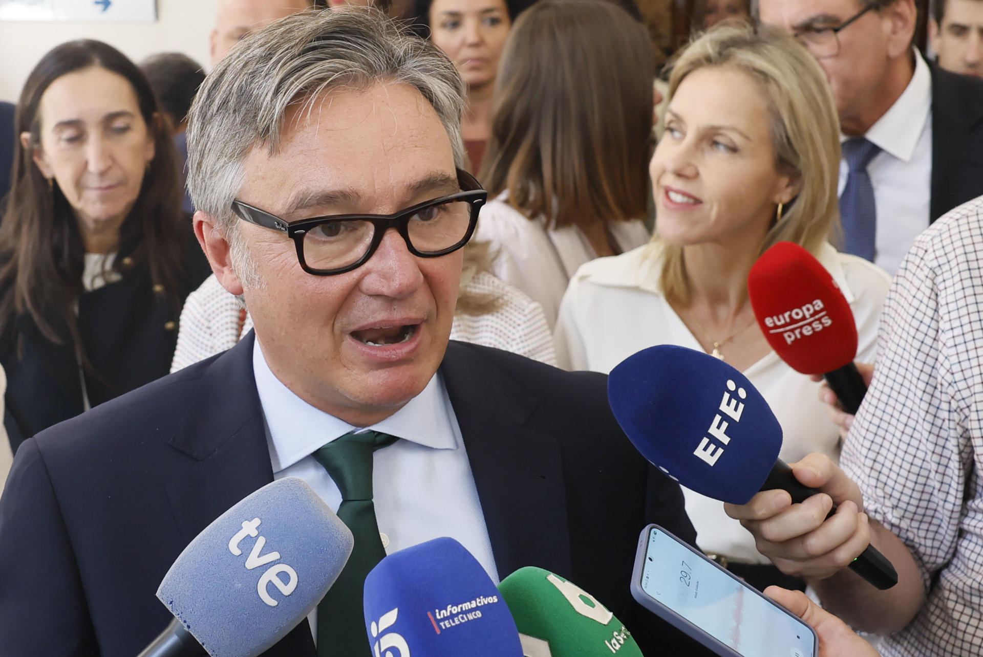 El portavoz de Vox en el Parlamento andaluz, Manuel Gavira, atiende a los medios este martes en el marco del debate que se está celebrando en la Cámara autonómica sobre la investidura de Juanma Moreno. EFE/ José Manuel Vidal