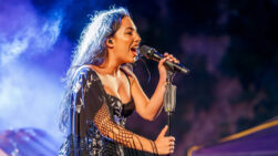La cantante María José Llergo durante un concierto.